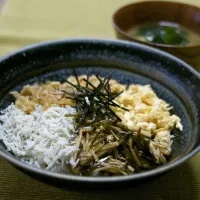 簡単のっけ丼【「松前こんぶでなめたけ」応用レシピ】|海野海藻店さん