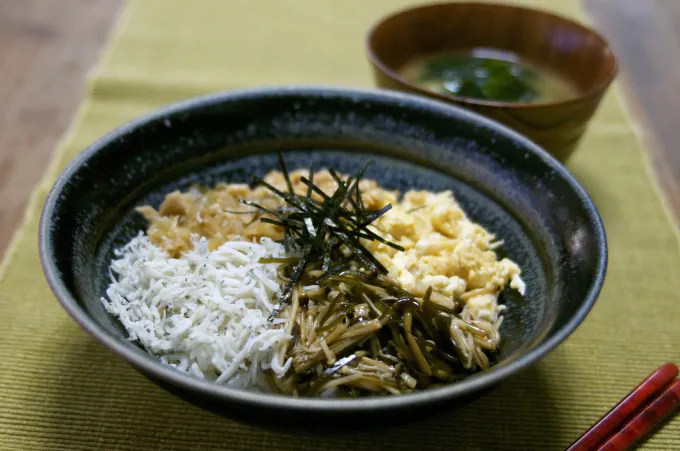 簡単のっけ丼【「松前こんぶでなめたけ」応用レシピ】|海野海藻店さん