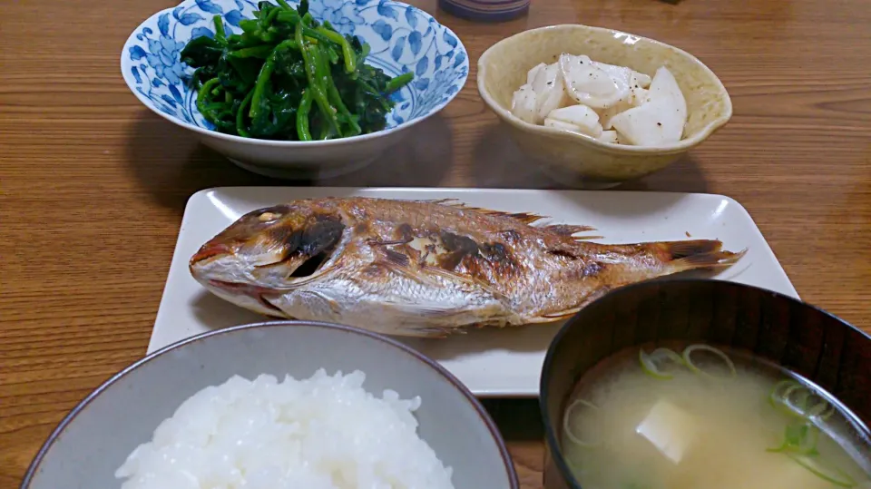 ・鯛の塩焼き
・ほうれん草の酢味噌和え
・株のサラダ(ごま油と黒胡椒)
・豆腐の味噌汁|ようかんさん