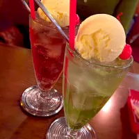 Snapdishの料理写真:クリームソーダ🍹（キウイ、グレープ）|にょにょんさん