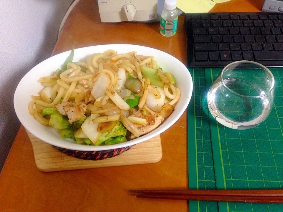 鶏肉入り醤油焼きうどん|Takashi1500さん