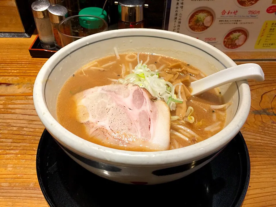 Snapdishの料理写真:寒くて寒くて、赤坂一点張りの味噌ラーメンに突撃しました。|lazy104さん