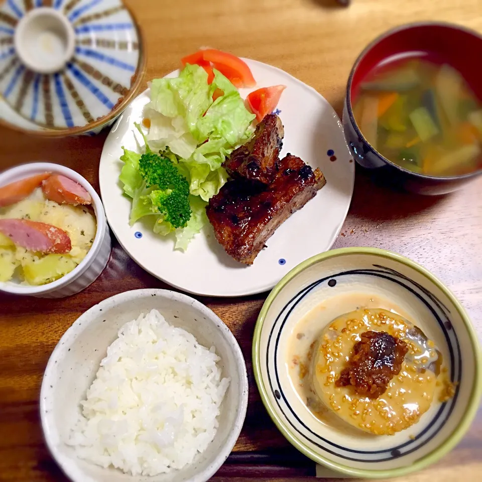 Snapdishの料理写真:スパアリブのソテー  ふろふき大根  お味噌汁  カリフラワーのココット粉焼き|2boy mamさん