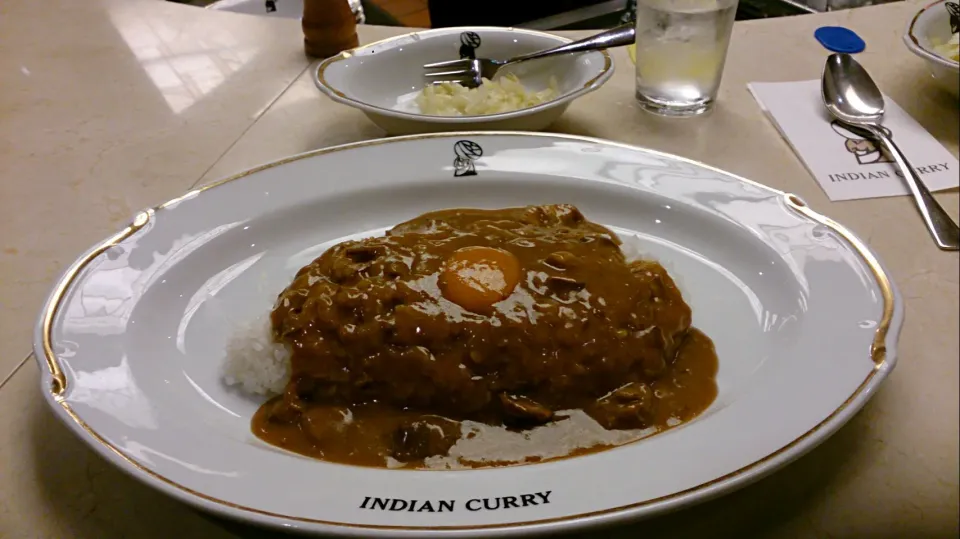 インデアンカレー
初めて食べました！甘いのに辛さが追いかけてくる！ピクルスも甘酸っぱくてマッチ😍
普通盛りのご飯量が多かったから少なめがいいかなー。|akemi🐝さん