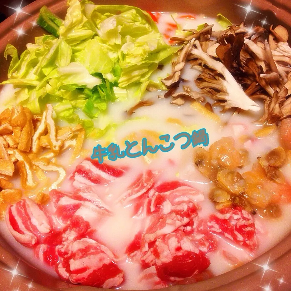 Snapdishの料理写真:牛乳とんこつ鍋（シーフード＆ラーメン）🎄|Makinsさん