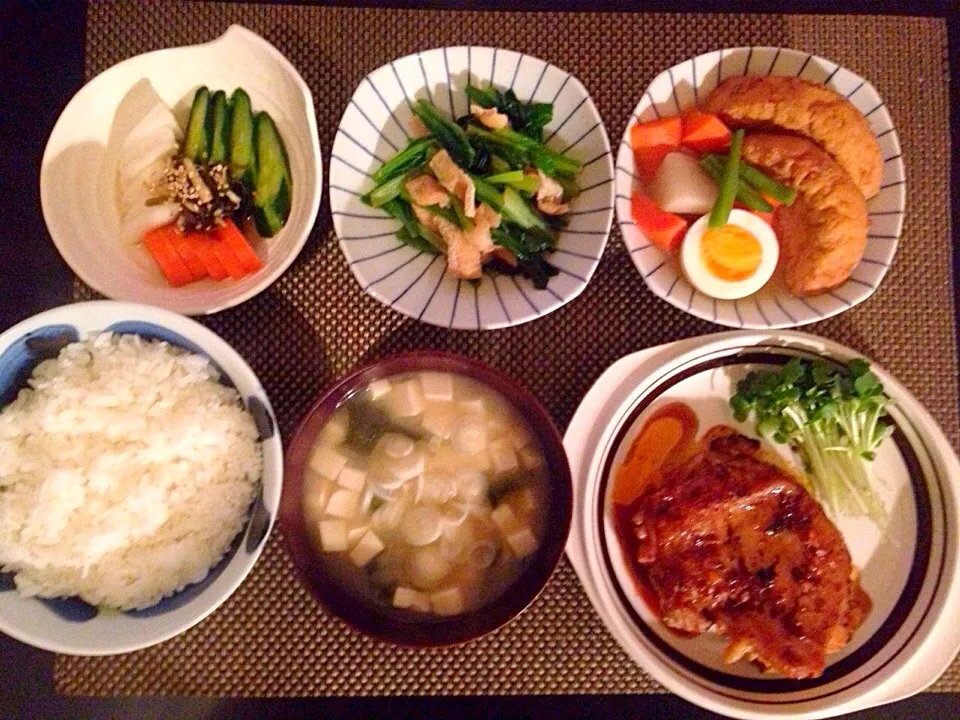 チキンソテーラー油ソース、煮物、小松菜のおひたし、浅漬け、豆腐とわかめのお味噌汁|ayumiさん