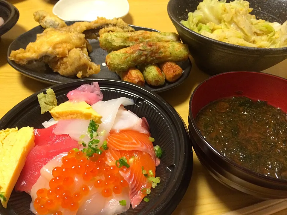 スーパーの海鮮丼とちくわ天とあなご天、生青海苔のお味噌汁、キャベツの胡麻和え。|liccaさん