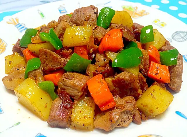 Snapdishの料理写真:豚肉と野菜の炒め物 - Pork & sliced carrot, potato, green pepper fried in garlic & soy sauce. ❤️😋✨|Liezlさん