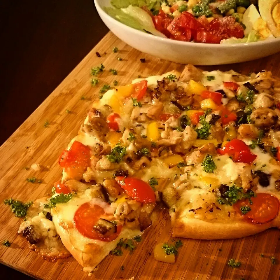 Snapdishの料理写真:Spicy chicken pizza & Chopped vegetable salad
recipes from WOLFGANG PUCK|LISAさん