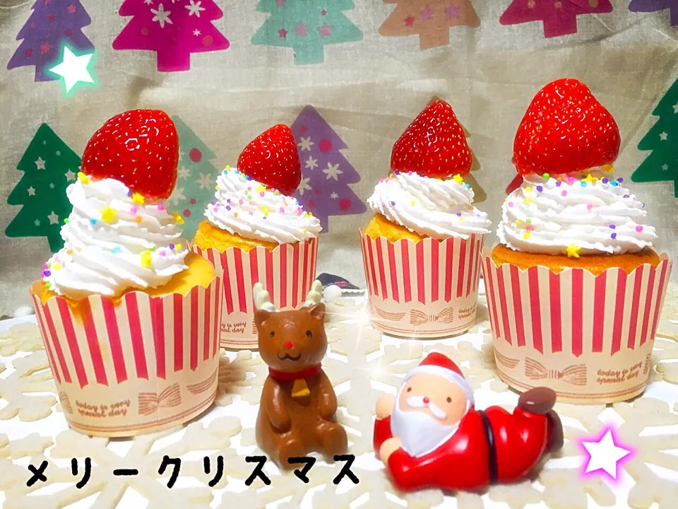 Snapdishの料理写真:ホットケーキミックスでクリスマスカップケーキ♡|あき♡さん