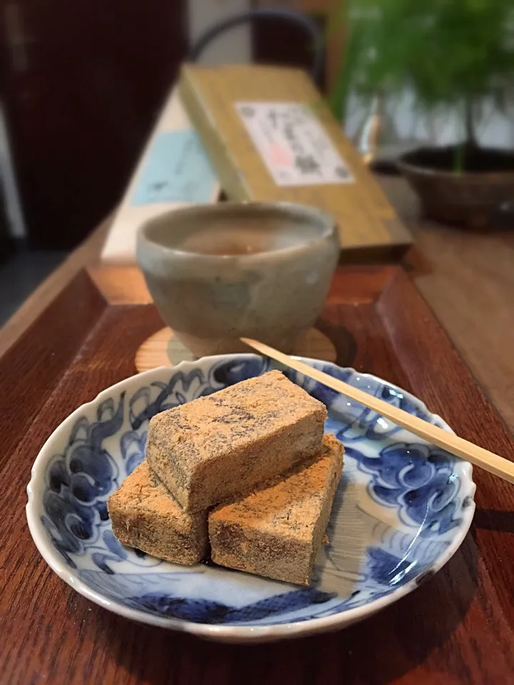 Snapdishの料理写真:伊勢たまり餅 from Makiko San and Hironobu San,ほうじ茶 from Romi|rick chanさん