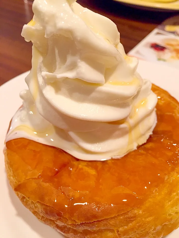 ジョナサンの焼き立てデニッシュのソフトクリーム添え🍦|akiさん