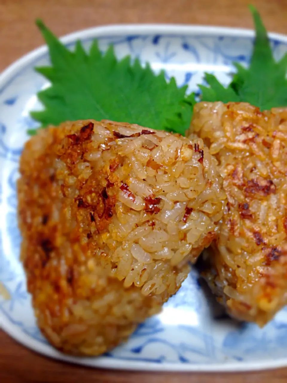 揚げ玉おかか入り焼きおにぎり〜(๑◕ˇڡˇ◕๑)|あべべさん