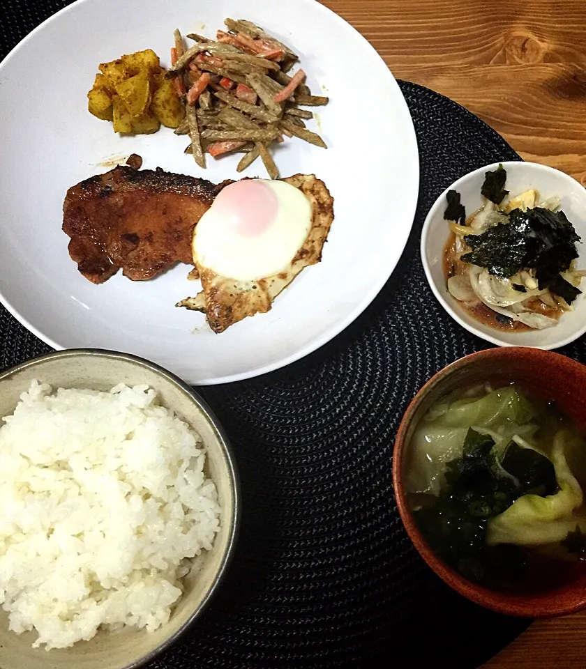 味噌ポークステーキ目玉き添え。カレー味粉ふき芋。ゴボウとニンジンサラダ。新玉ねぎサラダ。キャベツとワカメの味噌汁。|Reina Reinaさん