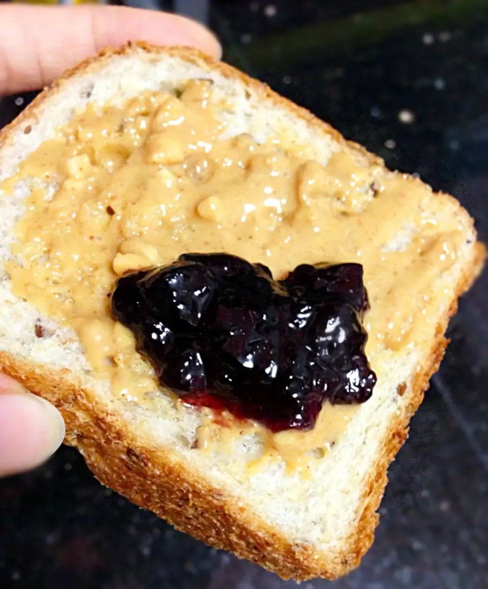 Peanut butter & blueberry preserve on 4-seed wholemeal slice|coxiella24さん