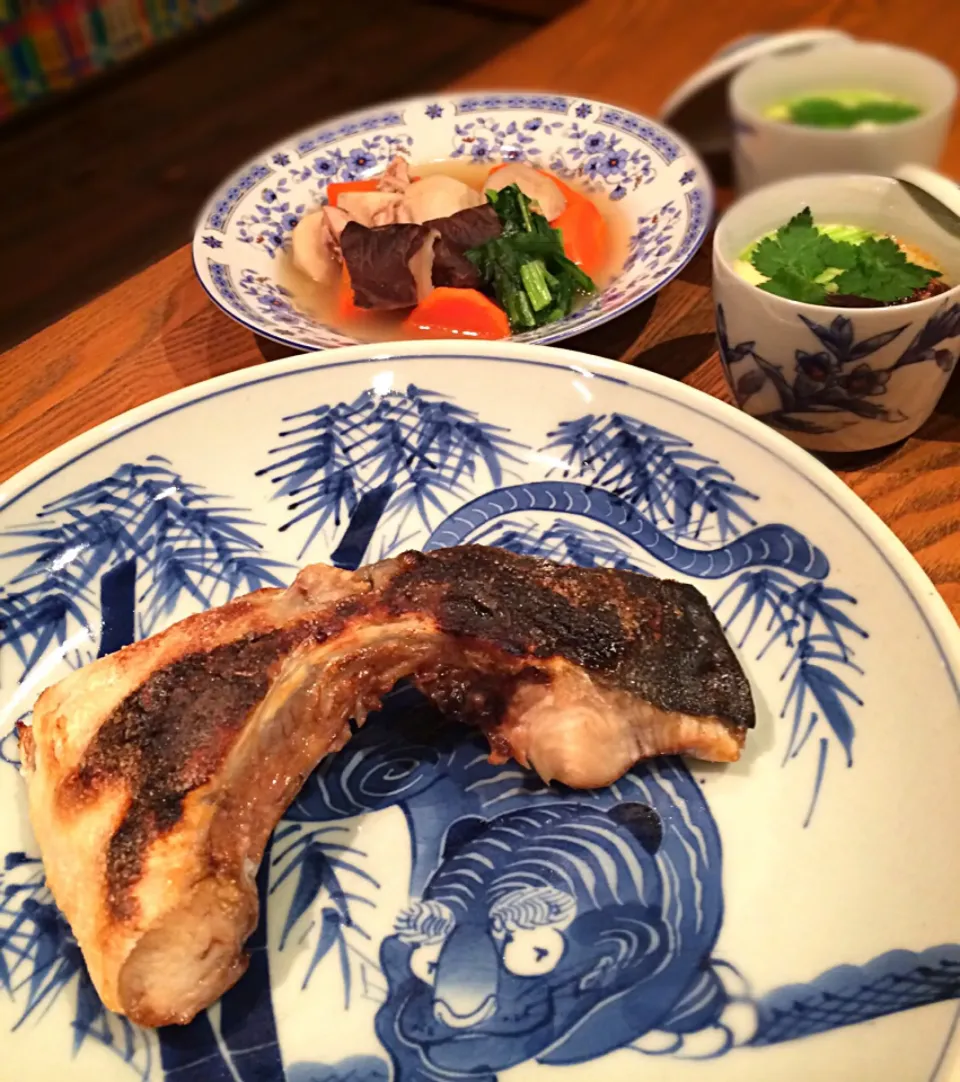 Snapdishの料理写真:二日酔いフーフーのTHEワ食ʕ-̼͡-ʔ🇯🇵鰤かま塩焼き・さといも煮・茶碗蒸しʕ-̼͡-ʔ七海さんぬわんと年に数回しかない休肝日🌀ʕ-̼͡-ʔ🌀あ、コーズは元気に飲んでます(´･Д･)」|七海さん