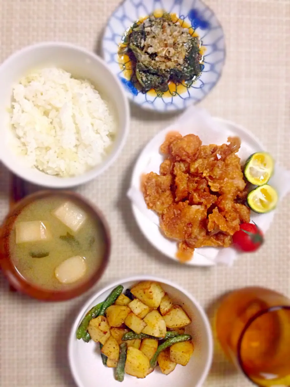 から揚げ&ほうれん草のおひたし&じゃがいもといんげんのバター醤油炒め&おふとわかめの味噌汁💓|あゆかさん