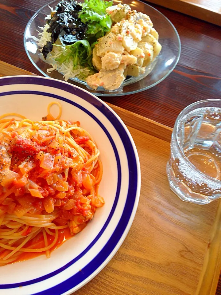 本日お昼🍴鶏肉のトマトクリームパスタ、チョレギサラダ、里芋のマヨマスタード和え、そしてウィルキンソン🍹|いのちゃんさん