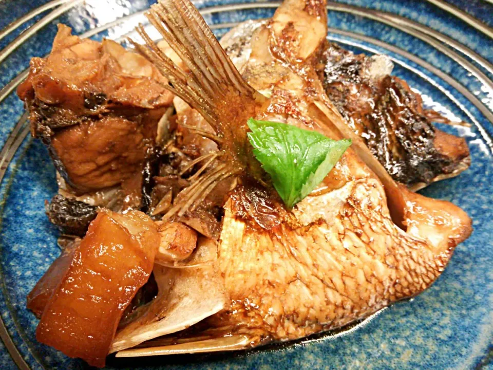 一杯300円（土日祝日限定）の明るい農村の消毒のサポーター、魚のあら煮380円で御座います💮お店が忙しかったので…少しぬるかったのはご愛嬌かな。|にゃあ（芸名）さん