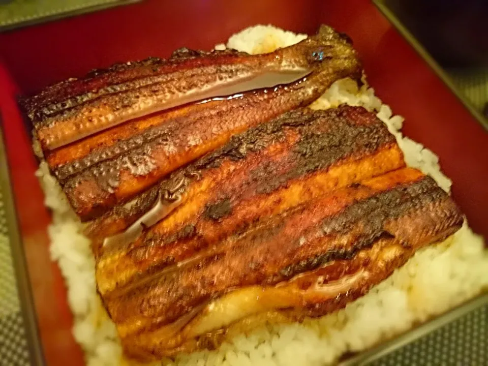 魚屋さんが、昼間 焼きたて熱々の鰻を 食べてもらいたいと 届けて下さったので 早速いただきます❣|yokoさん