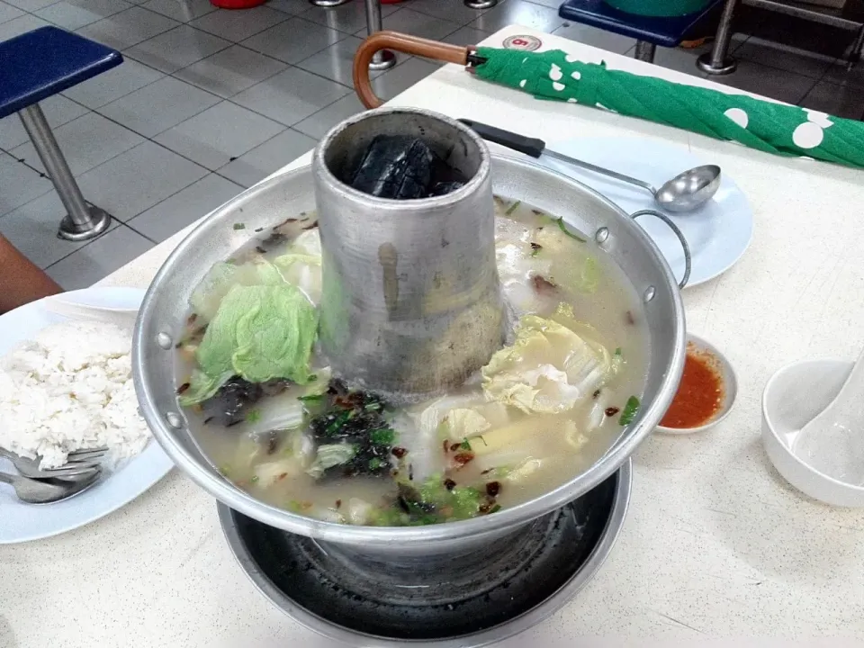 Dinner with mommy
Steam boat fish head soup, keep warmth with charcoal.|秋平さん