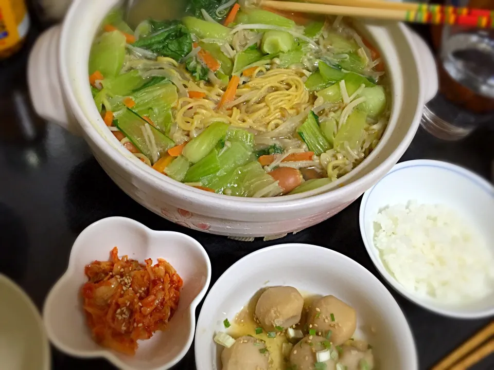 今日の晩ご飯は、野菜たっぷり煮込みラーメンしょうゆ味、里芋の旨煮、白菜キムチ。|ゆえさん