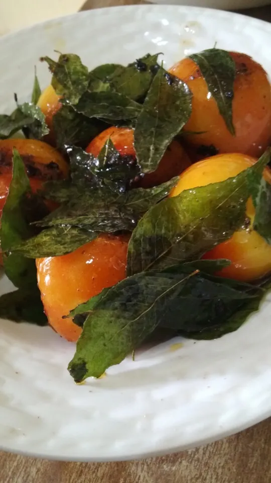 Roasted Tomatoes with mustard seeds and curry leaf, in Olive oil.|Benj Antonioさん