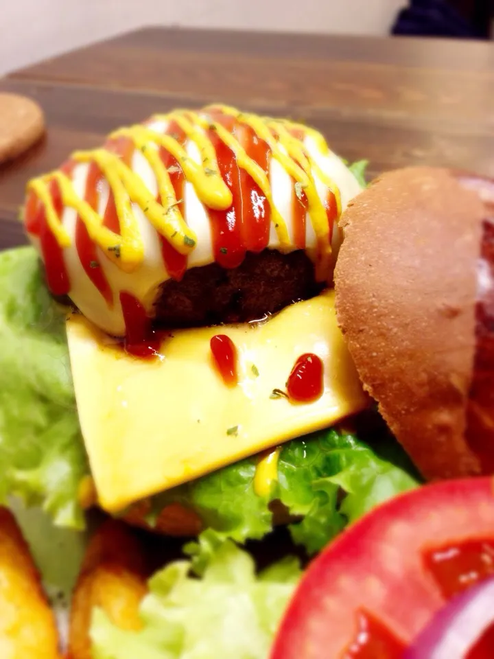 Juicy Beef Burger|Sam: photos by iPhoneさん