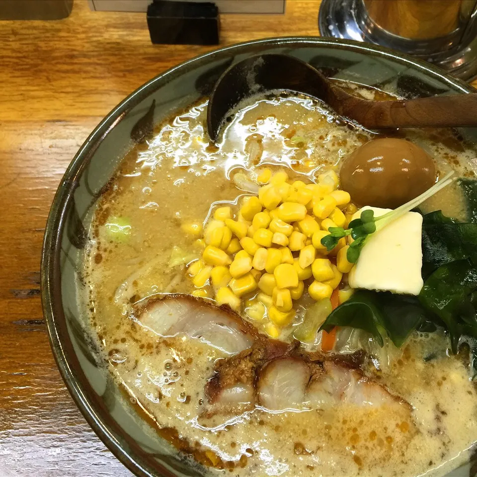 味噌一 コーンバター味噌ラーメン
隣りの酔ったお客さんが
コックリして顔突っ込みそう
気が気でない|Yogiさん