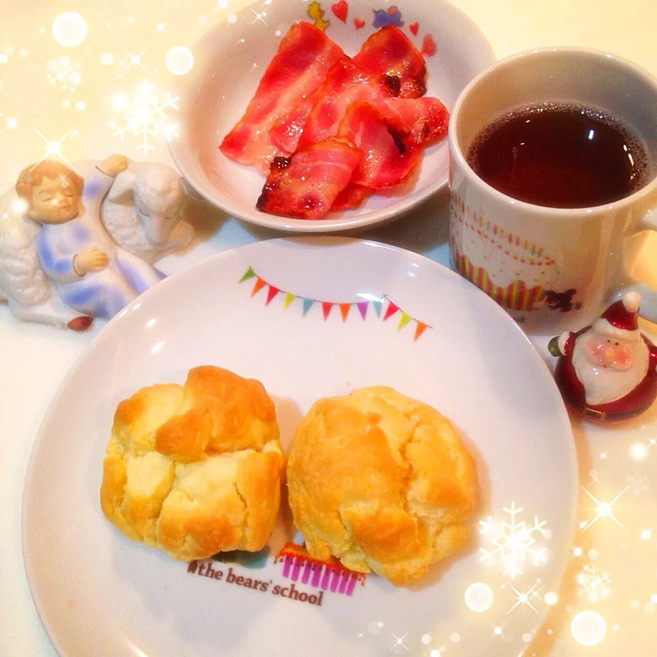 プレーンスコーン＆カリカリベーコン💕娘の朝食。|Makinsさん