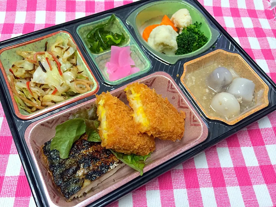 Snapdishの料理写真:鯖の塩焼き 日替わり弁当 豊川市配達|Naokazu Kuritaさん