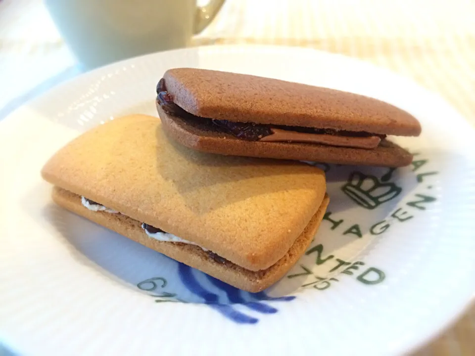 今朝のおめざ☕️頂き物のレーズンサンドとクランベリーサンド💕|acoさん