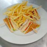 chicken, bacon, egg, edam, lettuce, tomatoe and mayo pesto club sandwich|Kostas Riddochさん