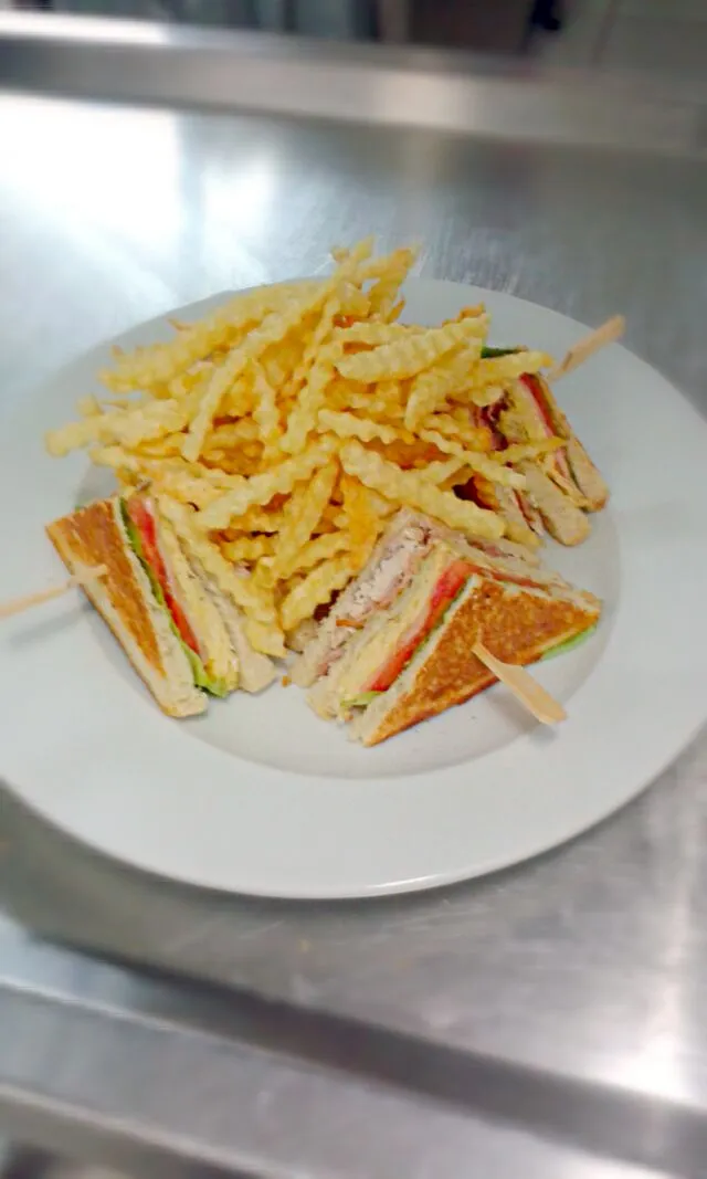 chicken, bacon, egg, edam, lettuce, tomatoe and mayo pesto club sandwich|Kostas Riddochさん