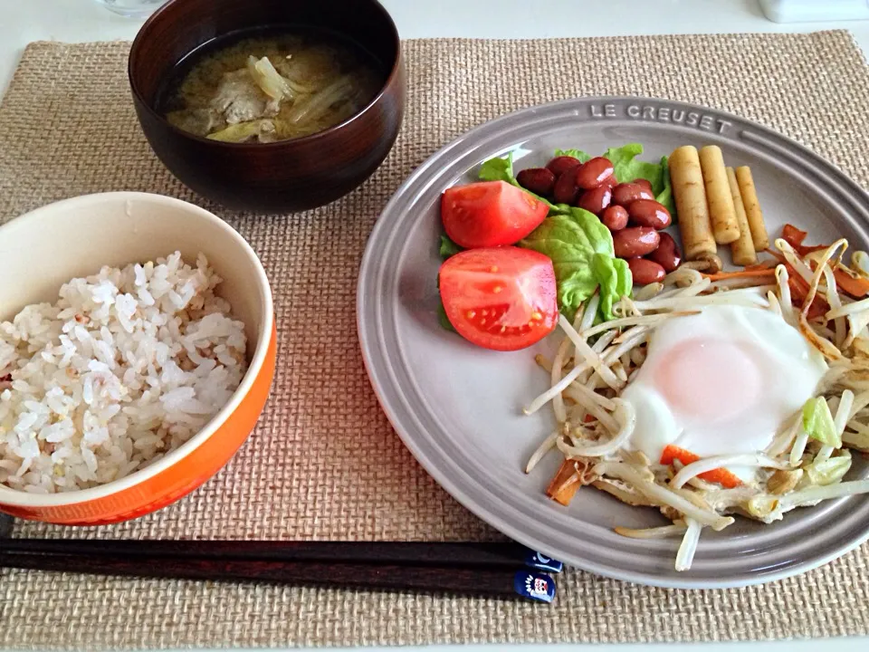 野菜炒め巣篭もり卵 金時豆 ゴボウの漬物 鰯のつみれ汁|にゃろめさん