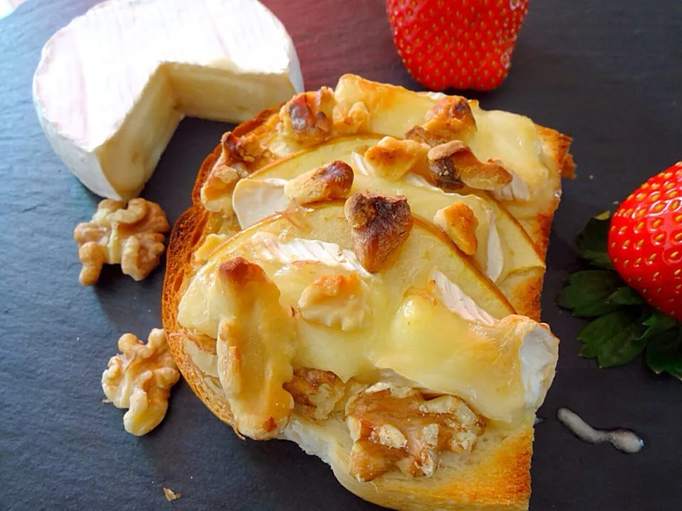 Camembert & apple baguette toast|sirakorn owadaさん