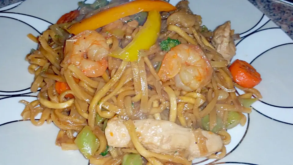 Snapdishの料理写真:chicken and shrimp with vegies rice noodle.. Filipino cousine.. ^^|Ayel Santellaさん