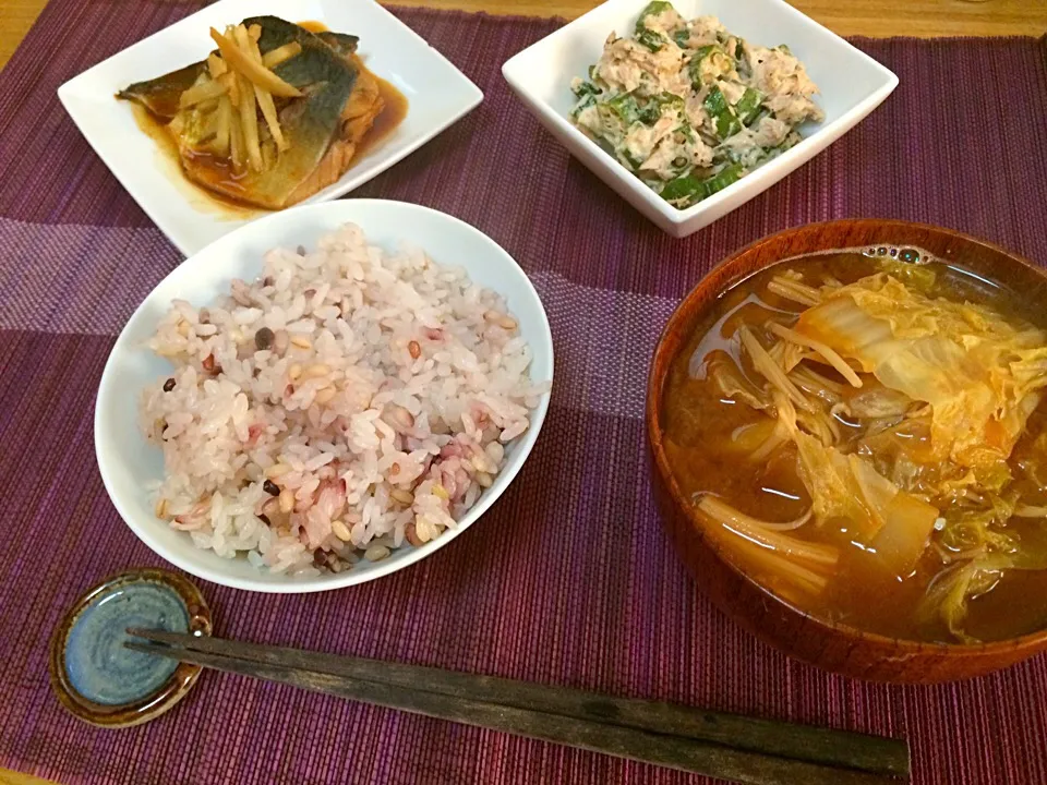 朝ごはん★鯖の味噌煮、ツナとオクラのとろとろサラダ、みそ汁、十穀ごはん|ハルさん