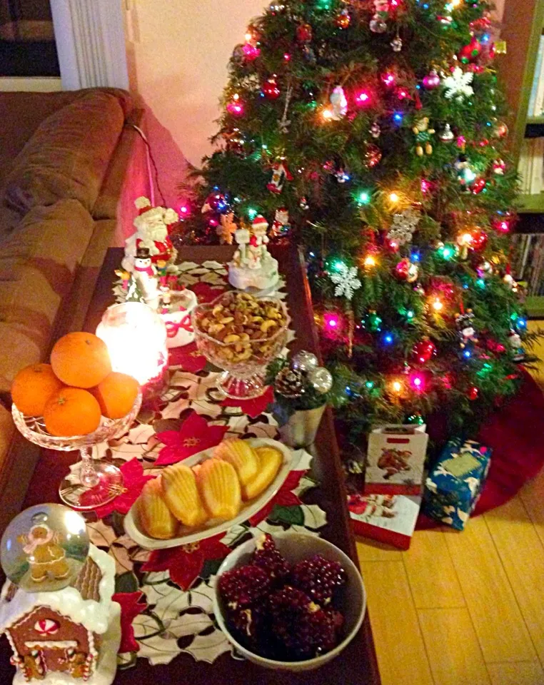 When I try to combine the best of two worlds happy winter solstice (Yalda)! Pomegranate, nuts and cookies…|Peymaneh Hさん