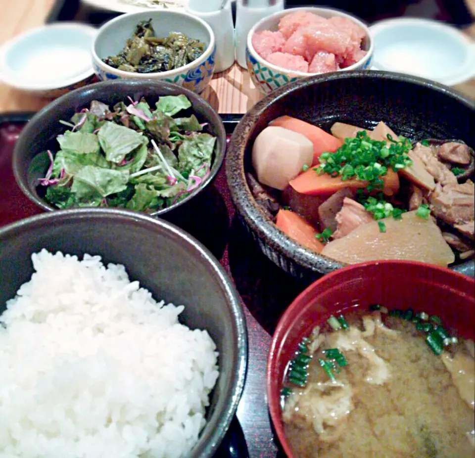 「明太子のやまや」で、がめ煮定食（ご飯、明太子、辛子高菜食べ放題）で昼餉🍚痛風が怖くて明太子食べられるか✊と玉砕覚悟で明太子大量摂取🎉|にゃあ（芸名）さん