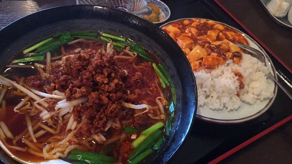 Snapdishの料理写真:【日替定食】台湾ラーメンと小麻婆豆腐丼を頂きました。|momongatomoさん