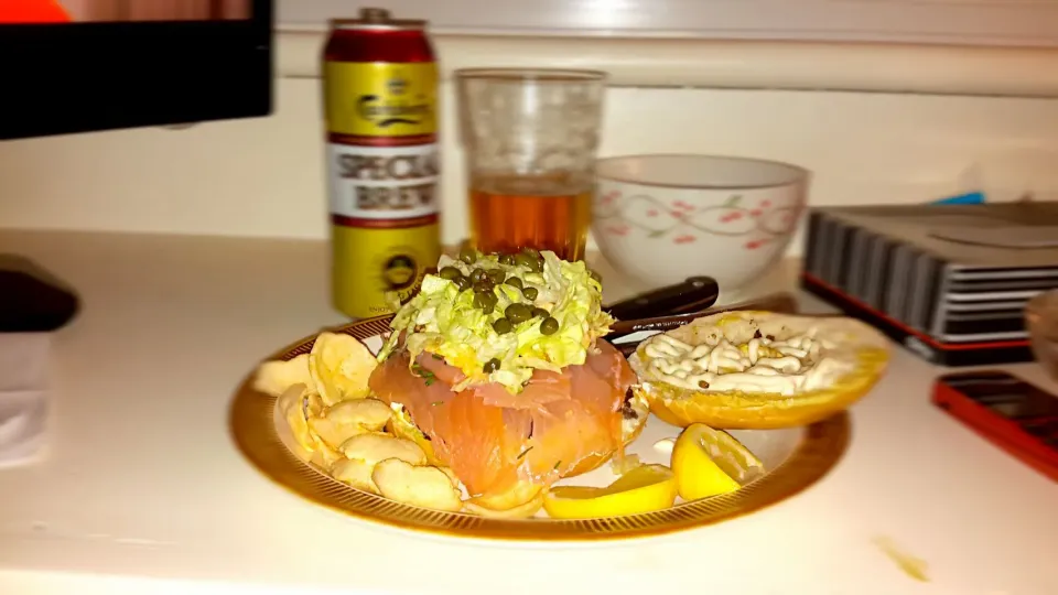 smoked salmon and cream cheese bagel with capers|Simon Mathewsさん