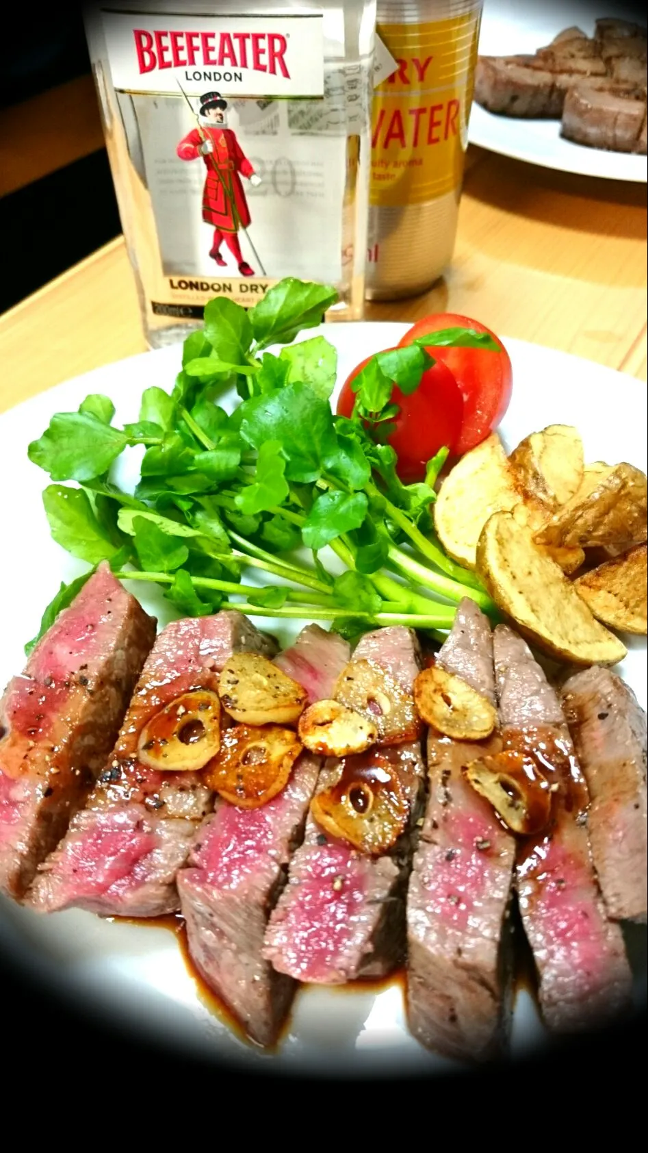 Snapdishの料理写真:和牛～～♡  いいお肉いただきました ので シンプルに
ステーキで (´∀`)V ＆BEEFEATER♪
ありがとうございま～す！！((´∀｀))|yucaxxxさん