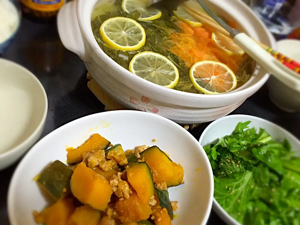 今日の晩ご飯は、塩レモン鍋、かぼちゃのそぼろ煮、わさび菜の即席漬け。|ゆえさん