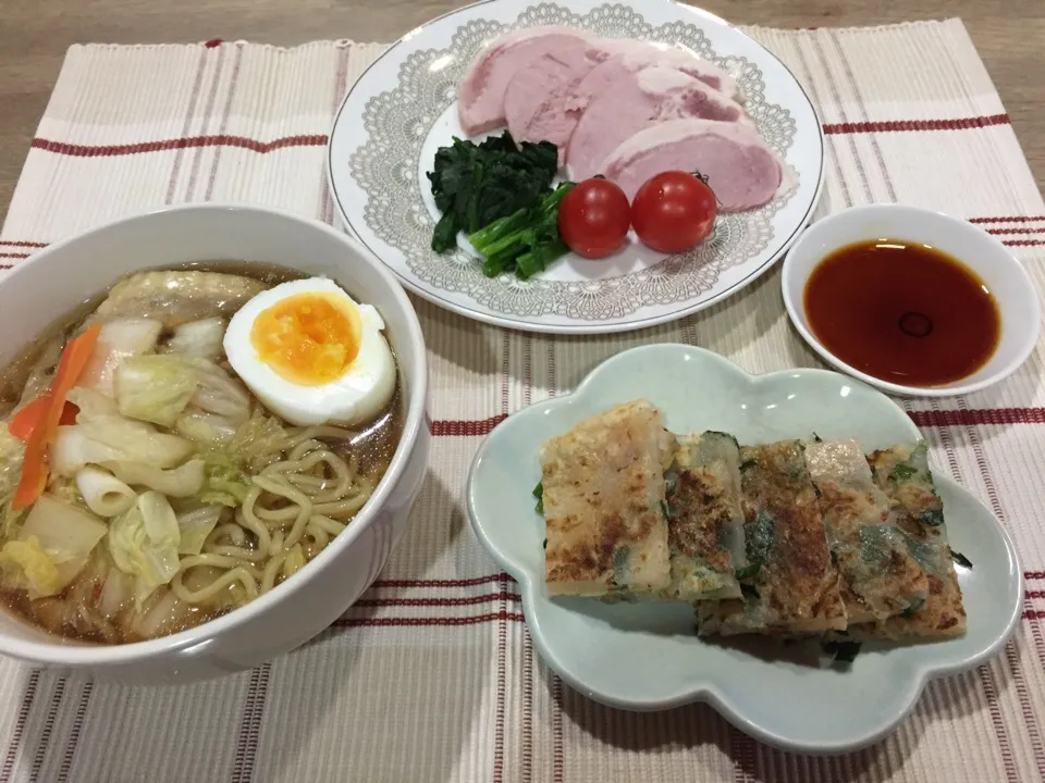 Snapdishの料理写真:土鍋で野菜たっぷりスープのラーメン・キムチとニラのチヂミ・ロースハム|まーままさん