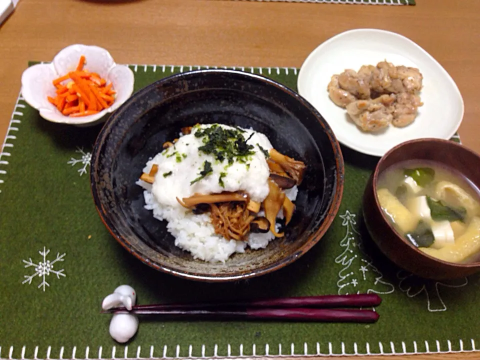 きのこトロロ丼☆鶏肉塩胡椒焼き☆人参ニンニク炒め☆お味噌汁☆|Milfeliceさん