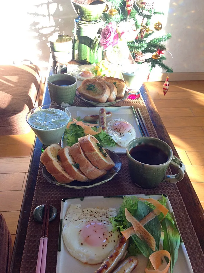 Snapdishの料理写真:朝食 ガーリックトースト 小松菜バナナ豆乳スムージー|izunさん