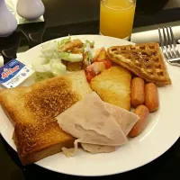 #buffet #breakfast #Breakfast/Brunch #brunch #lunch #toast #waffle #ham #french #italian #sausage #salad #wedges|Chan Min Jiaさん