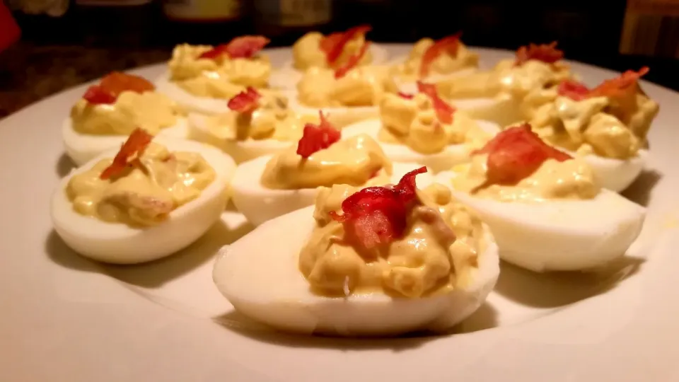 Deviled eggs with chopped jalapenos and bacon.|Jihollandさん