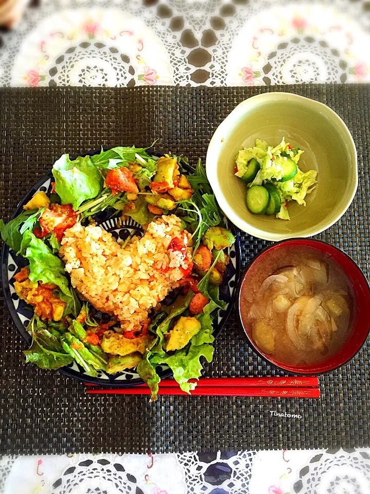 トマトライスを、アボカド、トマト、ソーセージを焼き肉のタレとめんつゆでソテーしたアボカド、トマト、ソーセージを乗せたサラダのリースで、世界中の恋人達の幸せなクリスマスを願いつつ❤|Tina Tomoko😋さん